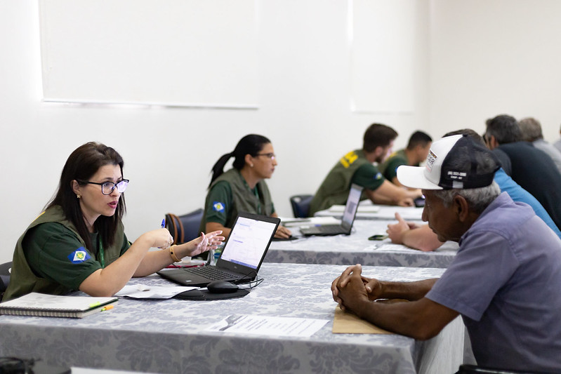 Analistas da Sema atendendo produtores rurais em Sinop Crédito - Karla Silva/Sema-MT